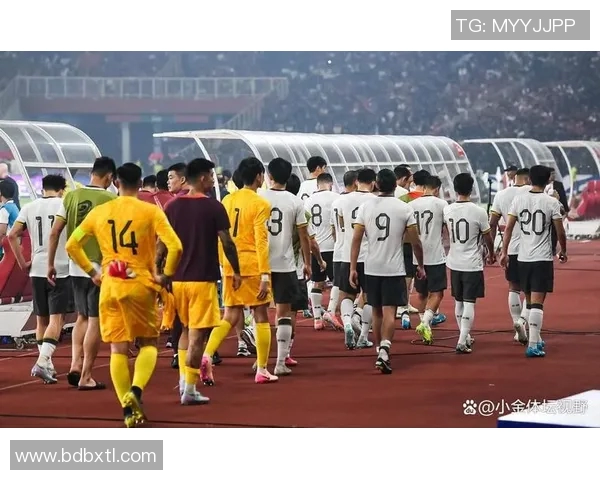 国足抵达杭州球迷热情迎接国脚面露严肃神情显紧张气氛 国足抵达杭州球迷热情迎接国脚面露严肃神情显紧张气氛